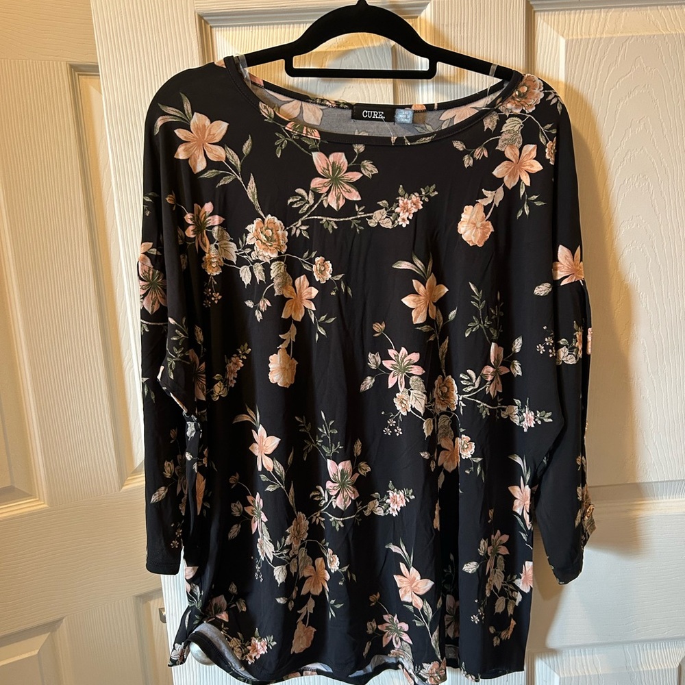 Cure 2XL Black & Peach Floral Women's Top Blouse 3/4 Sleeve w/Button Accents NWT